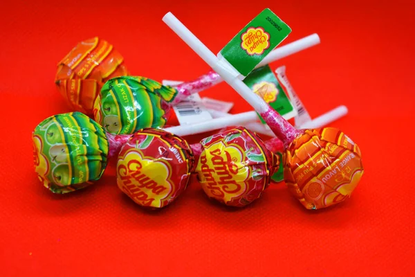 Puñado Dulces Succión Brillantes Coloridos Populares Caramelos Redondos Con Palo — Foto de Stock