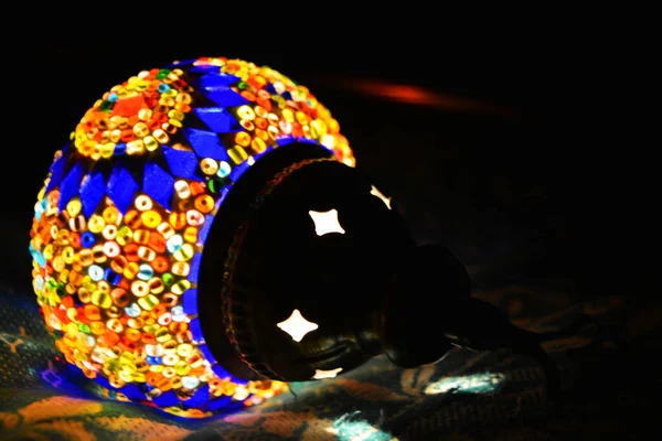 Török Nemzeti Lámpában Szokatlan Színes Mozaikokból Színes Gyöngyökből Világos Üvegből — Stock Fotó