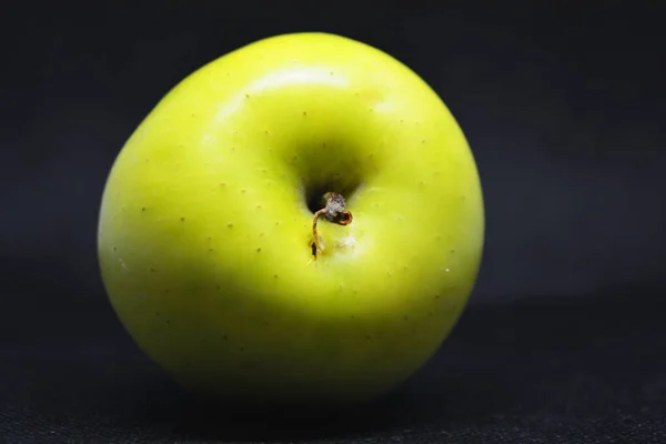 Moget Saftigt Grönt Äpple Färsk Frukt Ligger Svart Tyg Bakgrund — Stockfoto