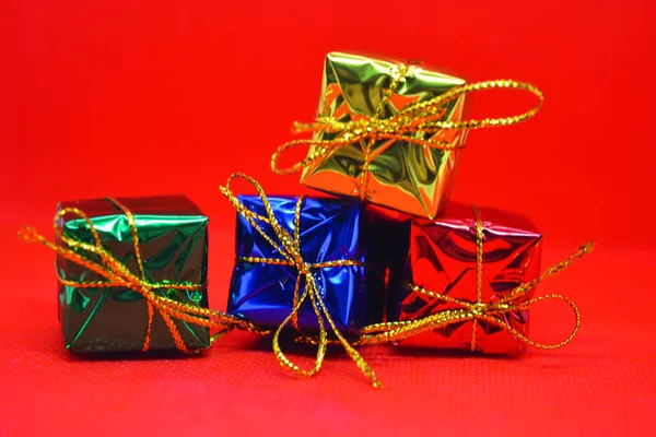 Φωτεινή Πολύχρωμη Γυαλιστερή Συσκευασία Κουτιά Εορταστικά Και Πρωτοχρονιάτικα Δώρα Δεμένα — Φωτογραφία Αρχείου