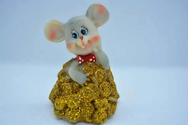Figurka Ślicznej Szarej Myszy Podglądającej Góry Żółtych Monet Znajduje Się — Zdjęcie stockowe