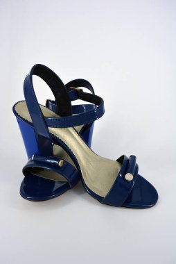 Güzel ve parlak kadın lacquer sandaletleri geniş topuklu hakiki deri ve beyaz arka planda altın tabanlı.. 