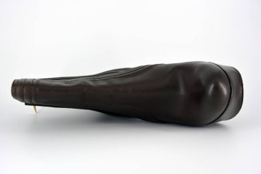 Kahverengi, stil sahibi kadın sonbahar botları ve doğal pürüzsüz bir sakız. Yüksek ince bir saç tokasındaki kadın ayakkabıları, geniş bir platform, beyaz bir arka planda, topuğunda fermuar var..