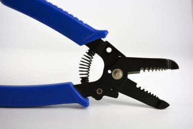 Beyaz plastik arka planda bulunan farklı çaplı kabloları budamak için mavi plastik saplı metal plasentler.