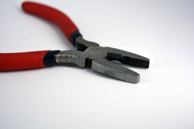 Metalik yüksek kaliteli passatoloji, beyaz plastik arka planda bulunan kırmızı düğmeli lastik kollar..