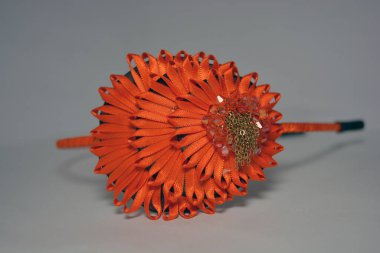 Turuncu çizgilerle süslenmiş ve zarpt şeklinde serilmiş ince, kadınsı bir saç bandı. Beyaz arka planda bulunan Ukrayna turuncu süsü. 