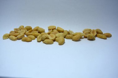 Lezzetli kavrulmuş kabuklu fıstık ve tuzlu beyaz tabak.. 