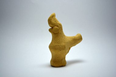 Ukrayna kil sopilkası, sarı çamurdan yapılmış ıslık ve beyaz zemin üzerinde yer alıyor. Islık çalan çocuklar için neşeli ve neşeli bir eğlence. 