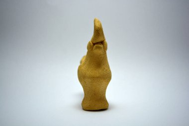 Ukrayna kil sopilkası, sarı çamurdan yapılmış ıslık ve beyaz zemin üzerinde yer alıyor. Islık çalan çocuklar için neşeli ve neşeli bir eğlence. 