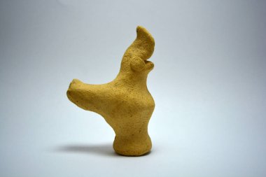 Ukrayna kil sopilkası, sarı çamurdan yapılmış ıslık ve beyaz zemin üzerinde yer alıyor. Islık çalan çocuklar için neşeli ve neşeli bir eğlence. 