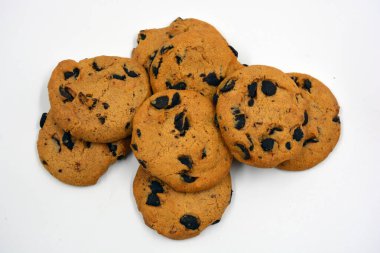 Beyaz arka planda çikolata parçalı büyük, lezzetli bir kurabiye.. 