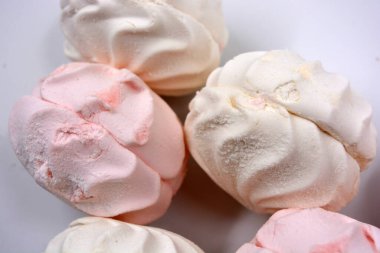 Ukrayna 'da üretilen güzel ve lezzetli beyaz pembe marşmelov beyaz arka planda yer almaktadır..