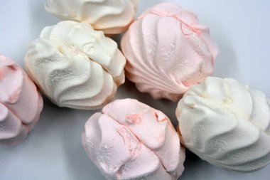 Ukrayna 'da üretilen güzel ve lezzetli beyaz pembe marşmelov beyaz arka planda yer almaktadır..