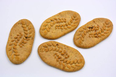 Fındık ve kepekli, beyaz bir arka planda işe yarar ince kurabiyeler..