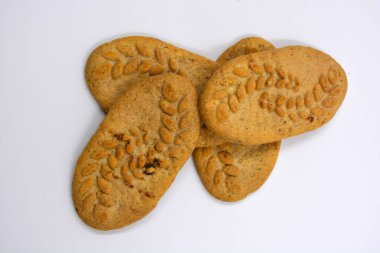 Fındık ve kepekli, beyaz bir arka planda işe yarar ince kurabiyeler..