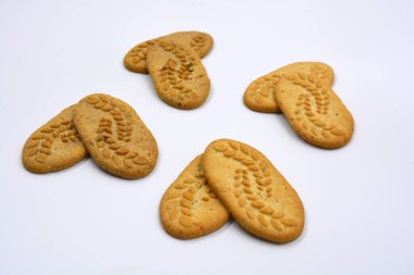 Fındık ve kepekli, beyaz bir arka planda işe yarar ince kurabiyeler..