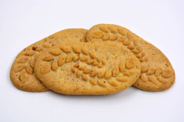 Fındık ve kepekli, beyaz bir arka planda işe yarar ince kurabiyeler..