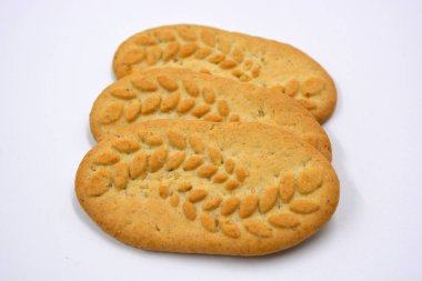 Fındık ve kepekli, beyaz bir arka planda işe yarar ince kurabiyeler..