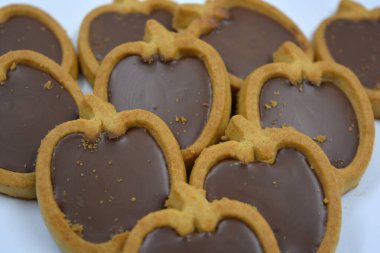 Lezzetli ve elma şekilli kurabiyeler. Beyaz arka planda kahverengi çikolatalı fındıklı.. 