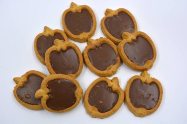 Lezzetli ve elma şekilli kurabiyeler. Beyaz arka planda kahverengi çikolatalı fındıklı.. 