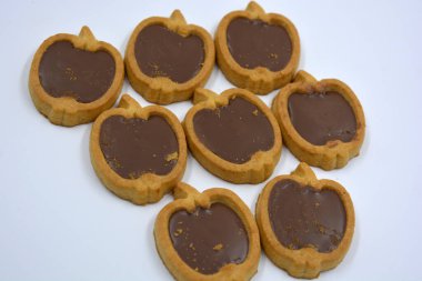 Lezzetli ve elma şekilli kurabiyeler. Beyaz arka planda kahverengi çikolatalı fındıklı.. 