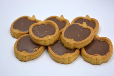 Lezzetli ve elma şekilli kurabiyeler. Beyaz arka planda kahverengi çikolatalı fındıklı.. 