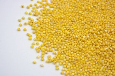 İnsan sağlığı tahılları için kullanışlı, beyaz arka plana saçılmış sarı darılar. 