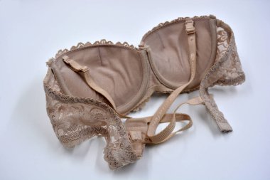 Yakışıklı, kahverengi, kadın sütyeni ve beyaz arka planda iç çamaşırı.. 