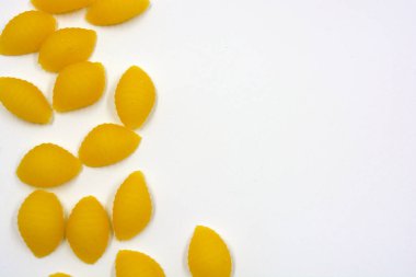 Kuru sarı İtalyan vermicelli, sert tahıl çeşitlerinden Wwkushi deniz kabukları tarafından yapılan makarna beyaz arka planda yer almaktadır.. 