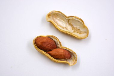 Lezzetli ve kullanışlı fındıklar, kabuğunda kurumuş kahverengi fıstıklar, kabuk beyaz arka planda reddedildi.. 