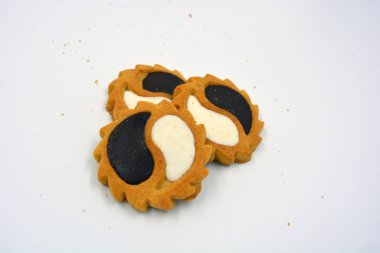 Güneş şeklinde beyaz ve çikolata dolgulu güvenlik bisküvisi. Beyaz arka planda iki damla şeklinde.. 