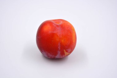 Lezzetli yararlı meyveler, kırmızı, vişneli erikler beyaz arka planda.. 