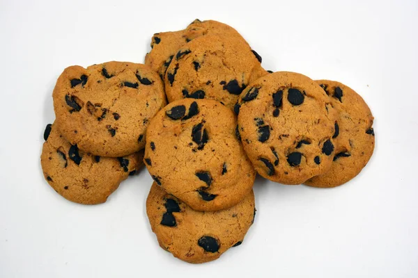 Beyaz arka planda çikolata parçalı büyük, lezzetli bir kurabiye.. 