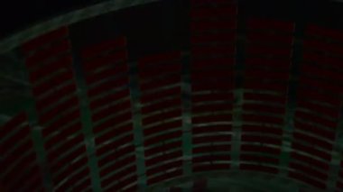 Güzel, parlak bir ışık, müziğe ışık tutan gerçek bir dengeleyiciye benzeyen kırmızı, parıldayan bir plastik çıkartma. Yumuşak plastik zemin üzerinde parlak kırmızı kareler, canlı, renkli bir görüntü..