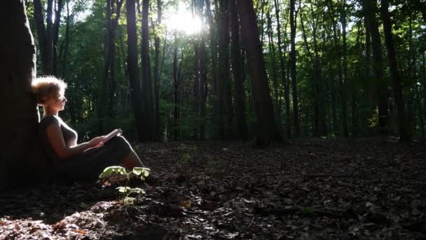 Az erdő olvasó lány — Stock videók