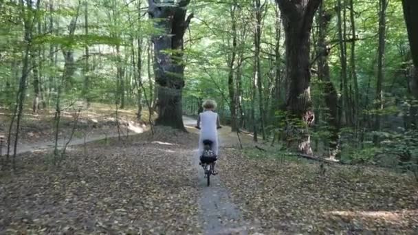 Meisje op fiets in de forest2 — Stockvideo