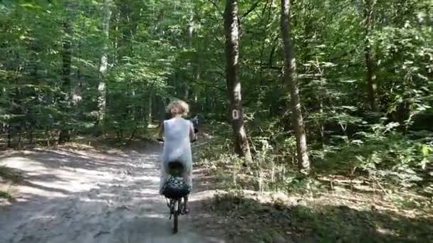 Meisje op de fiets, met man — Stockvideo