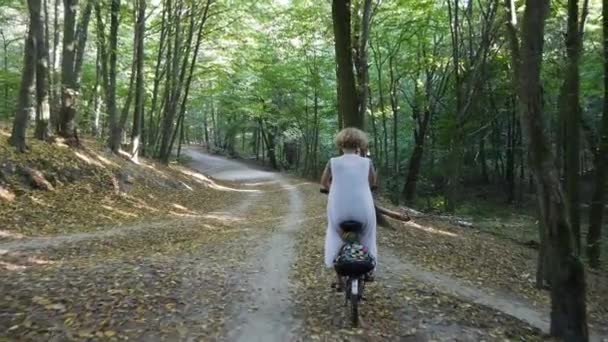 Meisje op fiets in het bos — Stockvideo