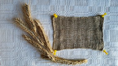 Örgü keten ve çavdar kulaklı kendi kendine örülmüş masa örtüsü.