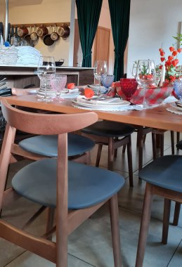 Tatiller ve yemek konsepti. Evde şenlikli bir akşam yemeği için servis edilen masa.