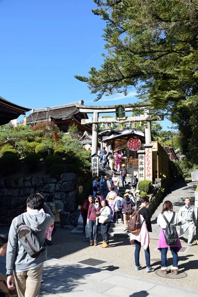 Turisták séta egy utcában, ezen a környéken: Kiyomizu templom, Kyoto — Stock Fotó