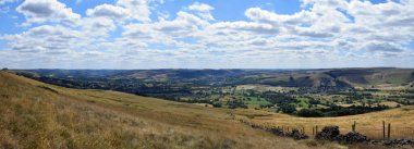 Peak District Ulusal Parkı 'nın güzel panoramik manzarası, Derbyshire, Birleşik Krallık, İngiltere' nin ilk ulusal parkı ve ayrıca popüler bir turizm merkezi olan Ağustos 2018.