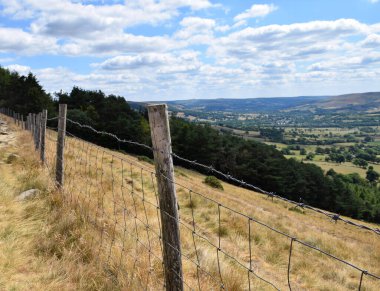 Peak District Ulusal Parkı 'nın güzel manzarası, Derbyshire, İngiltere' nin ilk ulusal parkı ve aynı zamanda popüler bir turizm merkezi olan Ağustos 2018