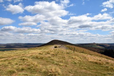 Peak District Ulusal Parkı 'nın güzel manzarası, Derbyshire, İngiltere' nin ilk ulusal parkı ve aynı zamanda popüler bir turizm merkezi olan Ağustos 2018