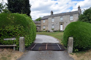 Peak District Ulusal Parkı 'ndaki Spring House Çiftliği Kulübeleri, Derbyshire, Birleşik Krallık, İngiltere' deki ilk ulusal park ve popüler bir turizm merkezi - Ağustos 2018