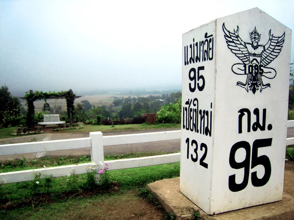Chiang Mai-Mae Mala Highway locatie marker met bergachtige landschap achtergrond — Stockfoto