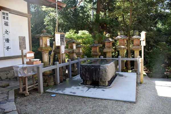 Bacia de pedra no Santuário de Wakamiya em Nara, Japão - Foto tirada em 4 de novembro de 2015 — Fotografia de Stock