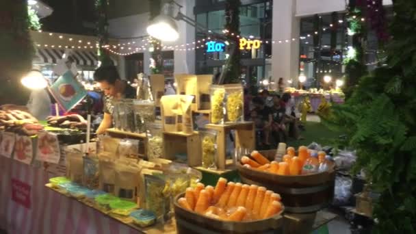Сцена переповненому люди замовлення їжі в ніч їжі ринку в Таїланді. — стокове відео