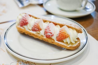 Kremalı ve çilekli ekler..