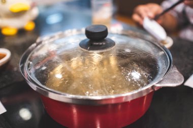 Sukiyaki 'de kaynamış çorba..